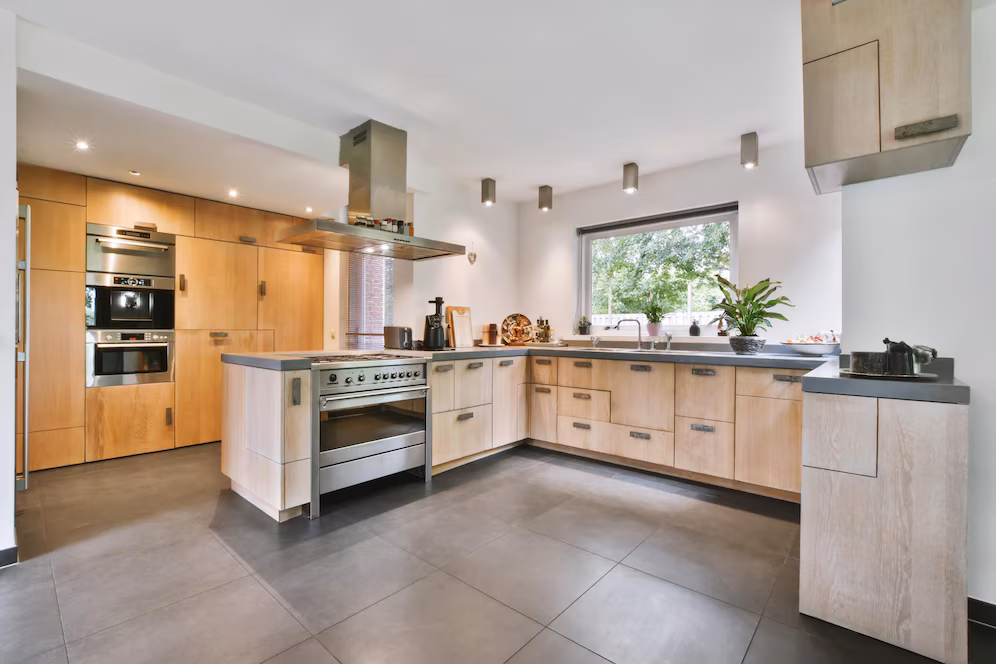 cozy-large-kitchen-with-wooden-kitchen-set_305343-22253